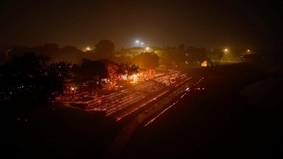 Warga New Delhi Gelar Festival Cahaya di Tengah Kepungan Polusi Tebal