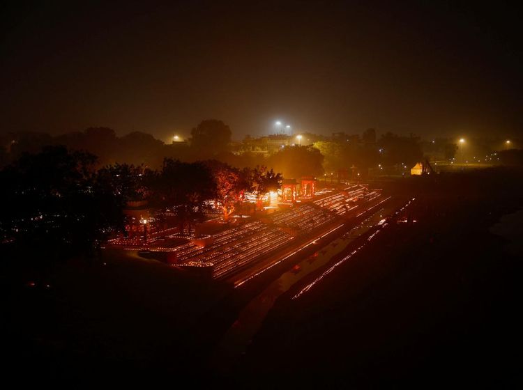 Warga New Delhi Gelar Festival Cahaya di Tengah Kepungan Polusi Tebal