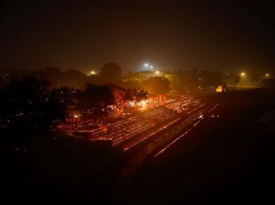 Warga New Delhi Gelar Festival Cahaya di Tengah Kepungan Polusi Tebal