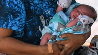 Bayi itu lahir secara normal di posko pengungsian.