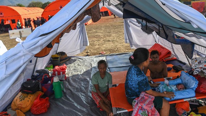 Warga Terdampak Gunung Lewotobi Laki-laki Melahirkan di Pengungsian Pasangan pengungsi terdampak erupsi Gunung Lewotobi Laki-laki Paulus Rekatapun (kanan) dan Katarina Kire (tengah) menjaga anak mereka yang baru saja lahir di posko pengungsian Desa Kobasoma, Titehena, Kabupaten Flores Timur, NTT, Rabu (13/11/2024). Di tengah kondisi darurat akibat bencana erupsi Lewotobi mereka merawat putra mereka yang lahir secara normal pada Rabu dini hari. ANTARA FOTO/Aditya Pradana Putra/Spt.