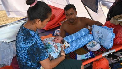 Warga Terdampak Erupsi Gunung Lewotobi Laki-laki Melahirkan di Pengungsian