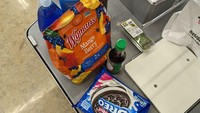 Di Washington DC, uang USD 40  (Rp 650.000) cuma bisa belanja camilan buah kering, Oreo, dan beberapa botol saus. Foto: Pool/Site