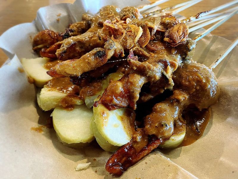 10 Sate Ayam dan Sate Kambing di Jakarta yang Terkenal Lezat
