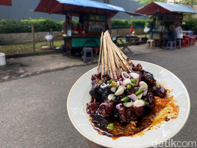 10 Sate Ayam dan Sate Kambing di Jakarta yang Terkenal Lezat