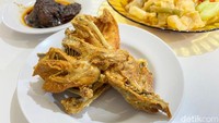 Salah satu menu yang menjadi ikon di Pondok Djaja ada ayam goreng kampungnya yang garing. Harganya Rp 28.000 per potong. Foto: detikFood