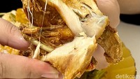 Tekstur daging ayamnya tetap empuk dan tak alot. Cita rasa gurih dan sedap dari ayam goreng ini mengingatkan dengan rasa ayam goreng ala Kanton, yang gurih asin.  Foto: detikFood