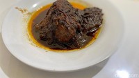 Pondok Djaja terkenal dengan menu lainnya seperti Rendang (Rp 30.000). Untuk rendangnya, warnanya lebih hitam pekat karena menggunakan gagrak rendang darek. Foto: detikFood