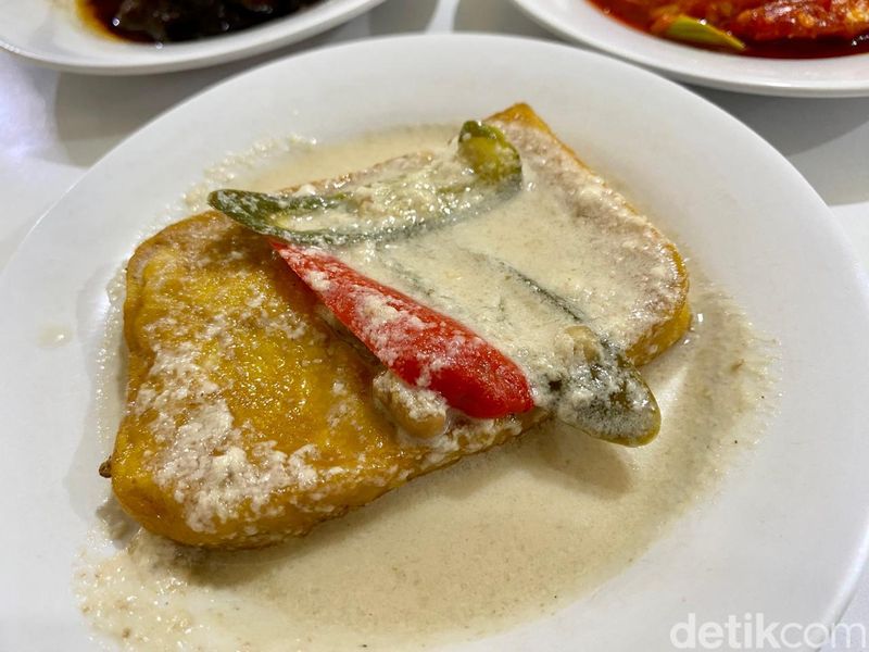 Ada Tahu Tauco dan Ayam Goreng Kampung Enak di RM Padang Tertua di Jakarta