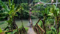 Sejumlah anak menyeberangi jembatan Leuwi Awi di Desa Parakanbeusi, Lebak, Banten, Jumat (15/11/2024).  