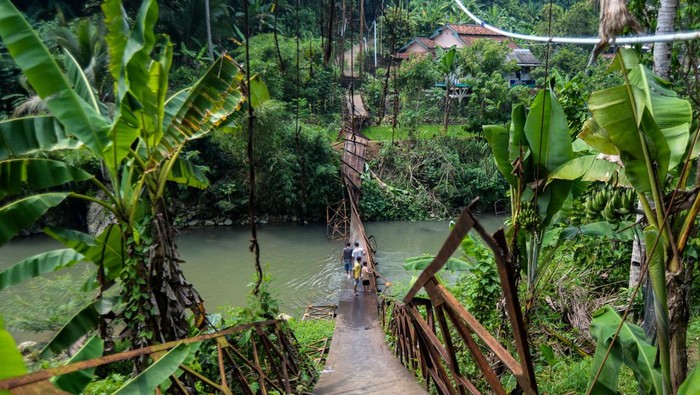 Warga berada di sekitar jembatan Leuwi Awi yang ambruk di Desa Parakanbeusi, Lebak, Banten, Jumat (15/11/2024). Jembatan gantung yang menjadi akses utama penghubung Kecamatan Leuwidamar-Bojongmanik tersebut ambruk pada Kamis (14/11/2024) diduga akibat rusak termakan usia sehingga menyebabkan warga dan siswa terpaksa menyeberang sungai karena akses jalur alternatif yang jauh dengan menempuh jarak sekitar 20 kilometer. ANTARA FOTO/Muhammad Bagus Khoirunas/foc.