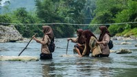 Sejumlah siswa harus menyeberangi sungai Ciujung di Desa Parakanbeusi, Lebak, Banten, untuk pergi dan pulang sekolah akibat putusnya jembatan tersebut.  