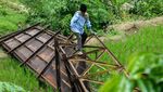 Duh! Jembatan Gantung di Lebak Ambruk Dimakan Usia