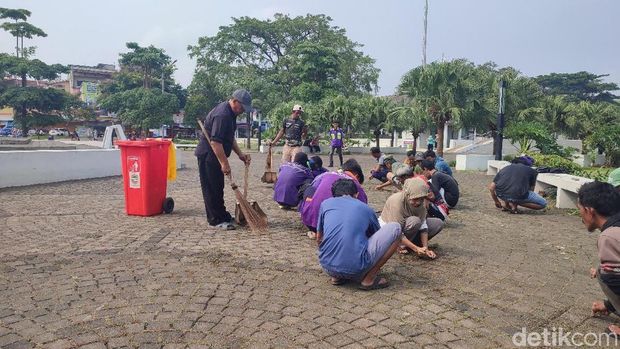 Aksi bersih-bersih PKL di Alun-alun Ciamis