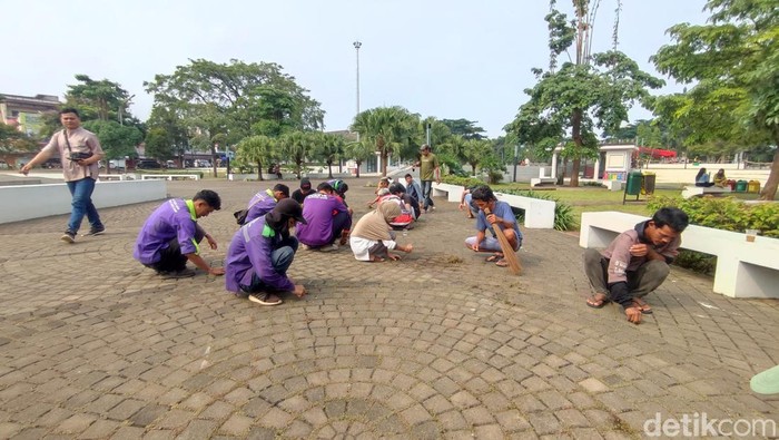 Aksi bersih-bersih PKL di Alun-alun Ciamis