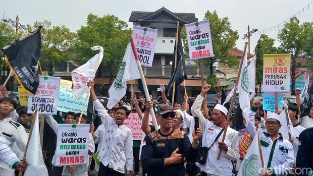 Aksi ormas Islam dukung pemberantasan miras di Klaten, Jumat (15/11/2024).