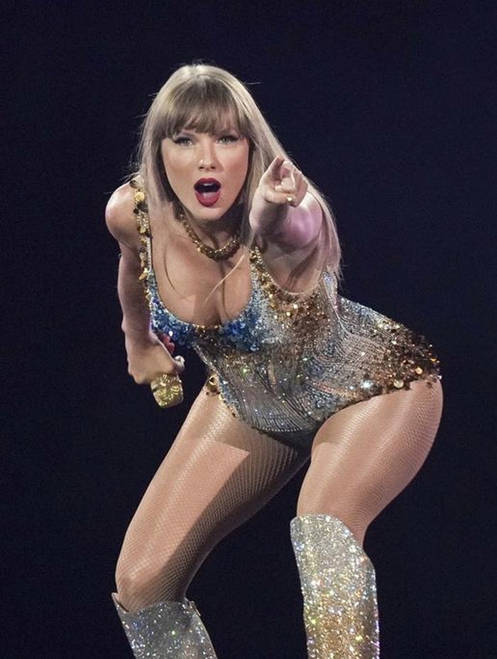 Aksi Panggung Taylor Swift di The Eras Tour Toronto Fans react during the opening of Taylor Swifts performance during the opening show of the Toronto dates for The Eras Tour, on Thursday, November 14, 2024. (Chris Young/The Canadian Press via AP)