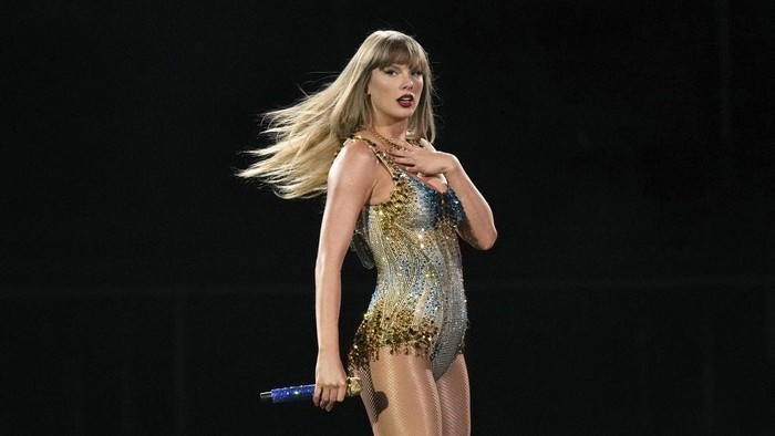 Fans react during the opening of Taylor Swift's performance during the opening show of the Toronto dates for The Eras Tour, on Thursday, November 14, 2024. (Chris Young/The Canadian Press via AP)