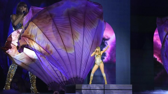 Fans react during the opening of Taylor Swift's performance during the opening show of the Toronto dates for The Eras Tour, on Thursday, November 14, 2024. (Chris Young/The Canadian Press via AP)