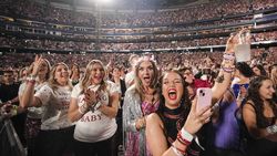 Aksi Panggung Taylor Swift di The Eras Tour Toronto