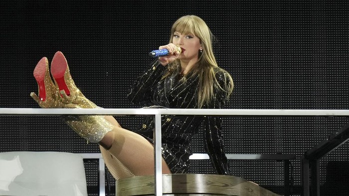 Fans react during the opening of Taylor Swift's performance during the opening show of the Toronto dates for The Eras Tour, on Thursday, November 14, 2024. (Chris Young/The Canadian Press via AP)