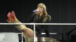 Aksi Panggung Taylor Swift di The Eras Tour Toronto Aksi Panggung Taylor Swift di The Eras Tour Toronto