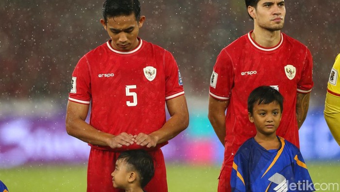Pemain Timnas Indonesia Yakob Sayuri saat menyanyikan lagu Indonesia Raya sebelum pertandingan di SUGBK, Jakarta, Jumat (15/11/2024).