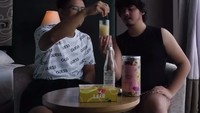 Di dunia seni peran, Aliando cukup akrab dengan banyak aktor lain. Bersama Ricky Cuaca, ia mengulas meal replacement yang digunakannya untuk melakukan diet. Foto: Instagram/aliandoooo