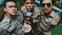Pada 2019, Aliando sempat memerankan Dono dalam Warkop DKI Reborn 3. Masih lengkap dengan riasannya ia asyik menyeruput es teh manis untuk melepas dahaga. Foto: Instagram/aliandoooo