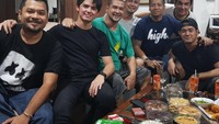 Aliando tak hanya dekat dengan rekan kerja yang seusianya saja. Makan bareng sambil berbincang dengan pekerja seni senior rutin dilakukannya juga. Foto: Instagram/aliandoooo
