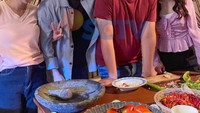 Masih aktif main sinetron, Aliando piawai memerankan banyak tokoh. Tantangan memasak dalam seriesnya saja dilalui dengan baik.  Foto: Instagram/aliandoooo