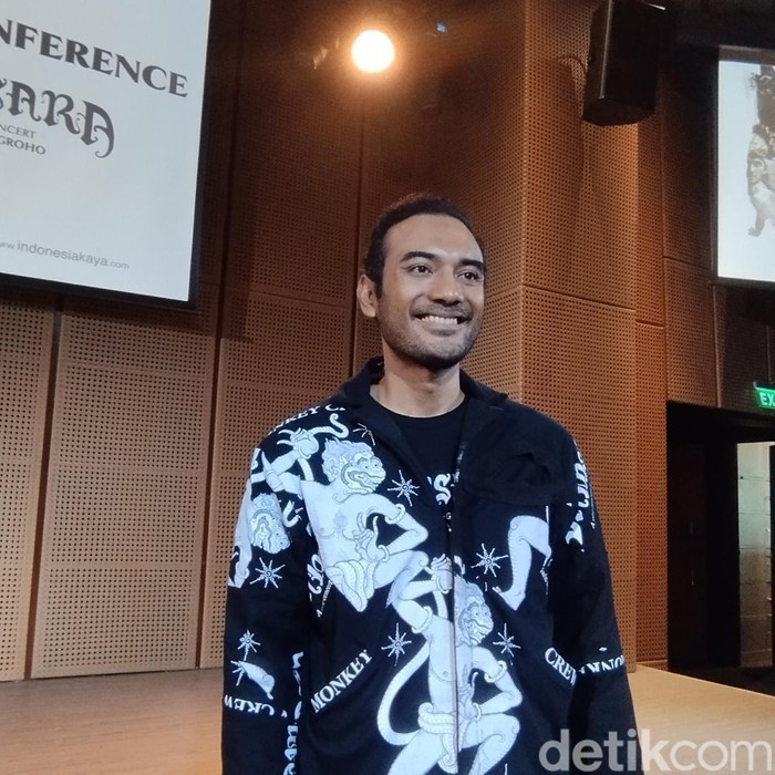 Ario Bayu Ario Bayu saat ditemui usai jumpa pers cine-concert Samsara di Galeri Indonesia Kaya (GIK) pada Jumat (15/11/2024).