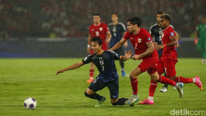 Tuntas sudah babak pertama Indonesia vs Jepang di Putaran Ketiga Kualifikasi Piala Dunia 2026 zona Asia. Bermain di Stadion Utama Gelora Bung Karno, Jakarta, Jumat (15/11/2024), Skuad Garuda tertinggal 0-2.