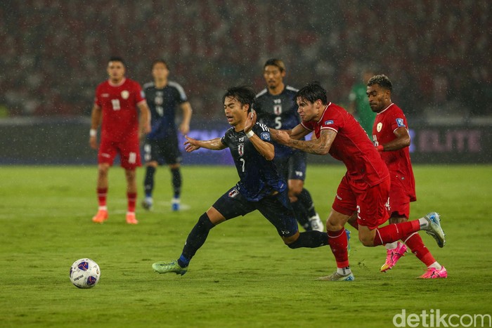 Tuntas sudah babak pertama Indonesia vs Jepang di Putaran Ketiga Kualifikasi Piala Dunia 2026 zona Asia. Bermain di Stadion Utama Gelora Bung Karno, Jakarta, Jumat (15/11/2024), Skuad Garuda tertinggal 0-2.