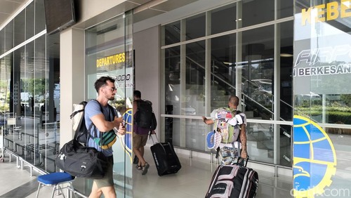 Penumpang memasuki ruang check in bandara internasional Komodo di Labuan Bajo, Manggarai Barat, NTT, Kamis (14/11/2024) (Ambrosius Ardin/detikBali)