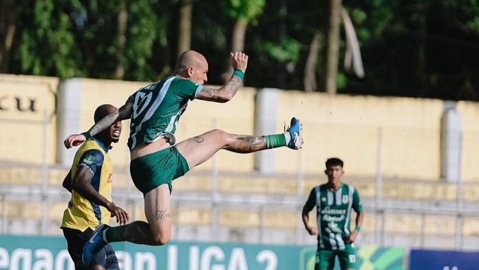 Bek asing PSMS Medan berupaya menghalau bola di laga melawan Persikota Tangerang (Dok. Instagram @official_psmsmedan)