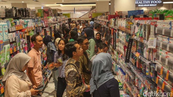 Bekasi Punya Mal Baru Lagi, Yuk Intip Pengunjung beraktivitas di AEON Pakuwon Mall Bekasi, Jumat (15/11/2024).