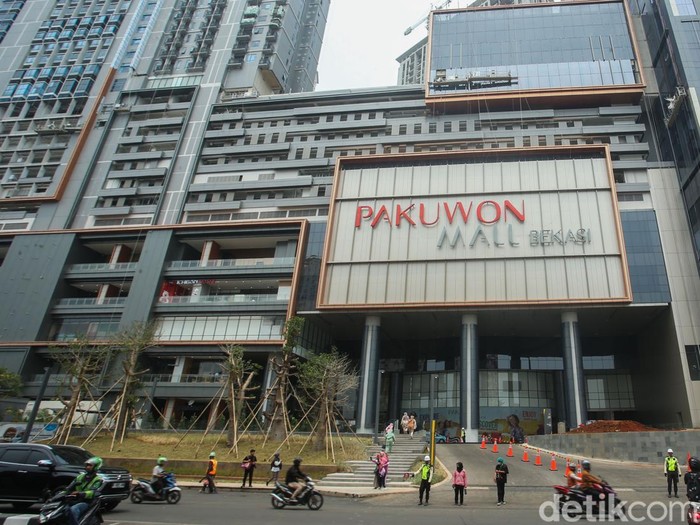 Pengunjung beraktivitas di AEON Pakuwon Mall Bekasi, Jumat (15/11/2024).