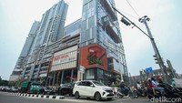 Pusat perbelanjaan yang sudah mulai dibuka ini mengusung tema super blok yang juga memiliki apartemen, hotel dan mal.