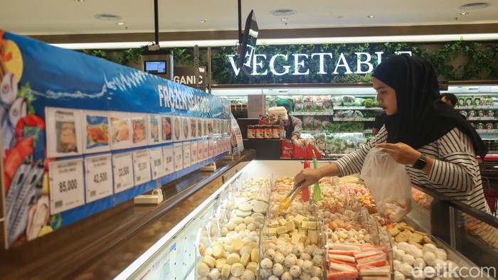 Bekasi Punya Mal Baru Lagi, Yuk Intip Pengunjung beraktivitas di AEON Pakuwon Mall Bekasi, Jumat (15/11/2024).
