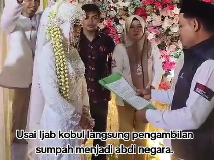 Beredar video viral usai ijab kabul langsung mengadakan pengambilan sumpah untuk menjadi anggota  Kelompok Penyelenggara Pemungutan Suara (KPPS).