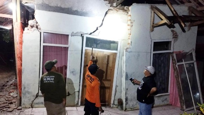 BPBD Ciamis. Petugas BPBD Ciamis meninjau lokasi rumah rusak gegara tanah bergerak di Tambaksari Ciamis.