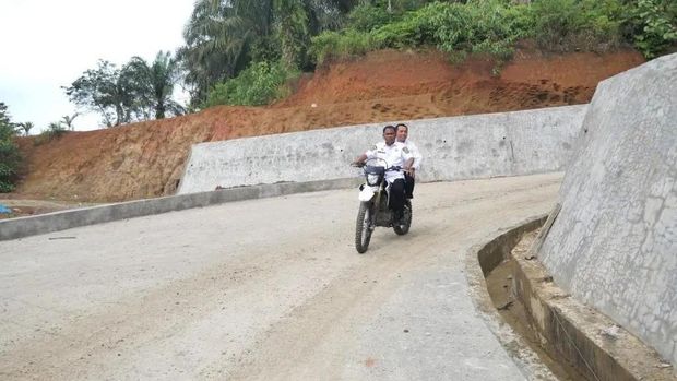 Bupati Sergai Darma Wijaya saat menjajal salah satu jalan di Sergai (Dok. Pemkab Sergai)