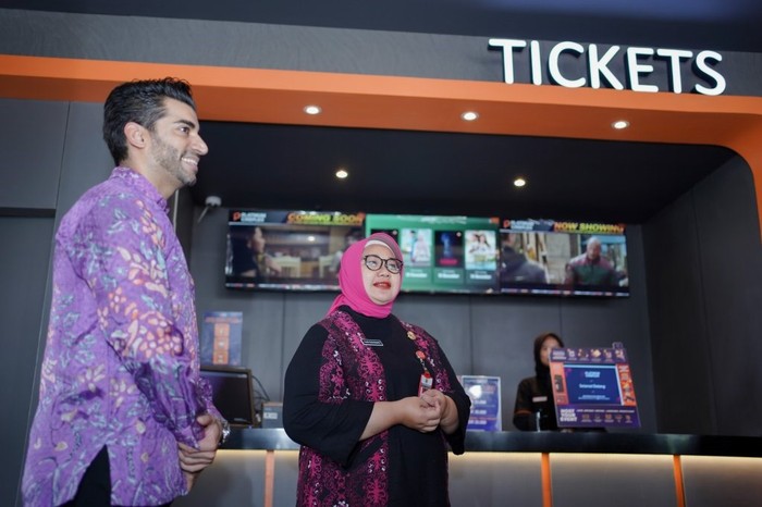 Bupati Sragen Kusdinar Untung Yuni Sukowati saat meresmikan bioskop di Sragen.