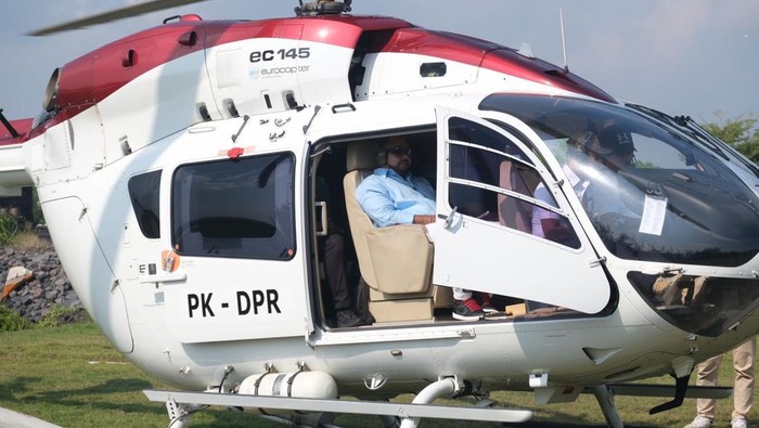 Cagub Bali nomor urut 1, Made Muliawan Arya alias De Gadjah, saat menggunakan fasilitas helikopter untuk berkampanye. (Foto: Dok. Tim Pemenangan Mulia-PAS)