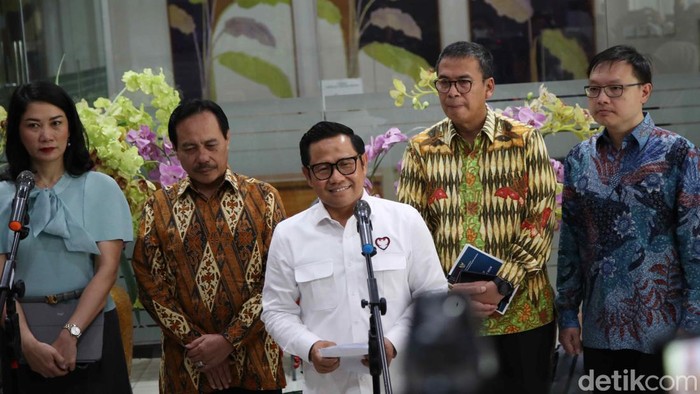 Cak Imin Kunjungi RSCM, Cek Keadaan Korban Judol Menteri Koordinator Pemberdayaan Masyarakat Muhaimin Iskandar menyampaikan konferensi pers usai kunjungan ke pasien yang terpapar judi online di RSCM, Jakarta, Jumat (15/11/2024).