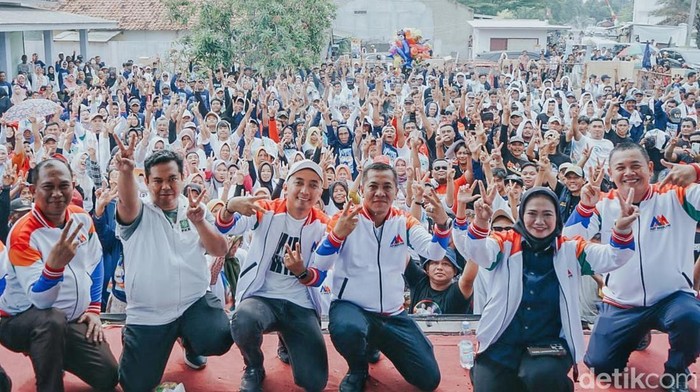 Calon Bupati nomor urut 2 Aep Syaepuloh saat berkampanye di Tirtajaya, Kabupaten Karawang.