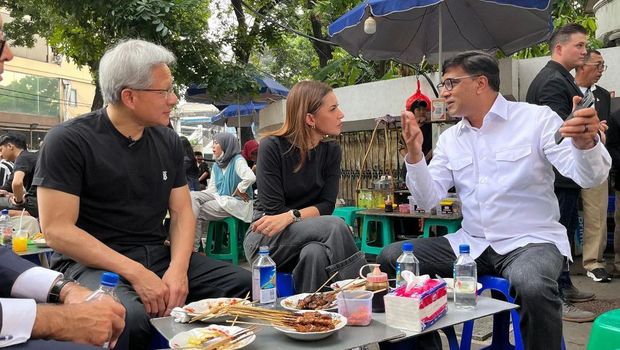 CEO Nvidia Jensen Huang makan Gulai Tikungan (gultik) di Jakarta. (Instagram/vikram_sinha)