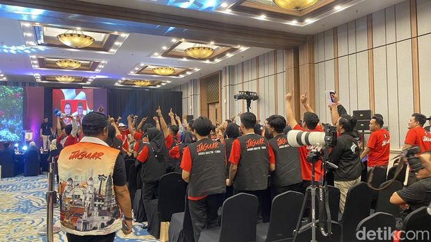Pendukung debat Pilwalkot Semarang.