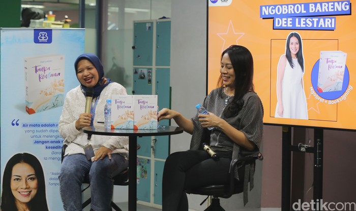 Dee Lestari saat menyambangi kantor detikcom pada Kamis (14/11/2024).